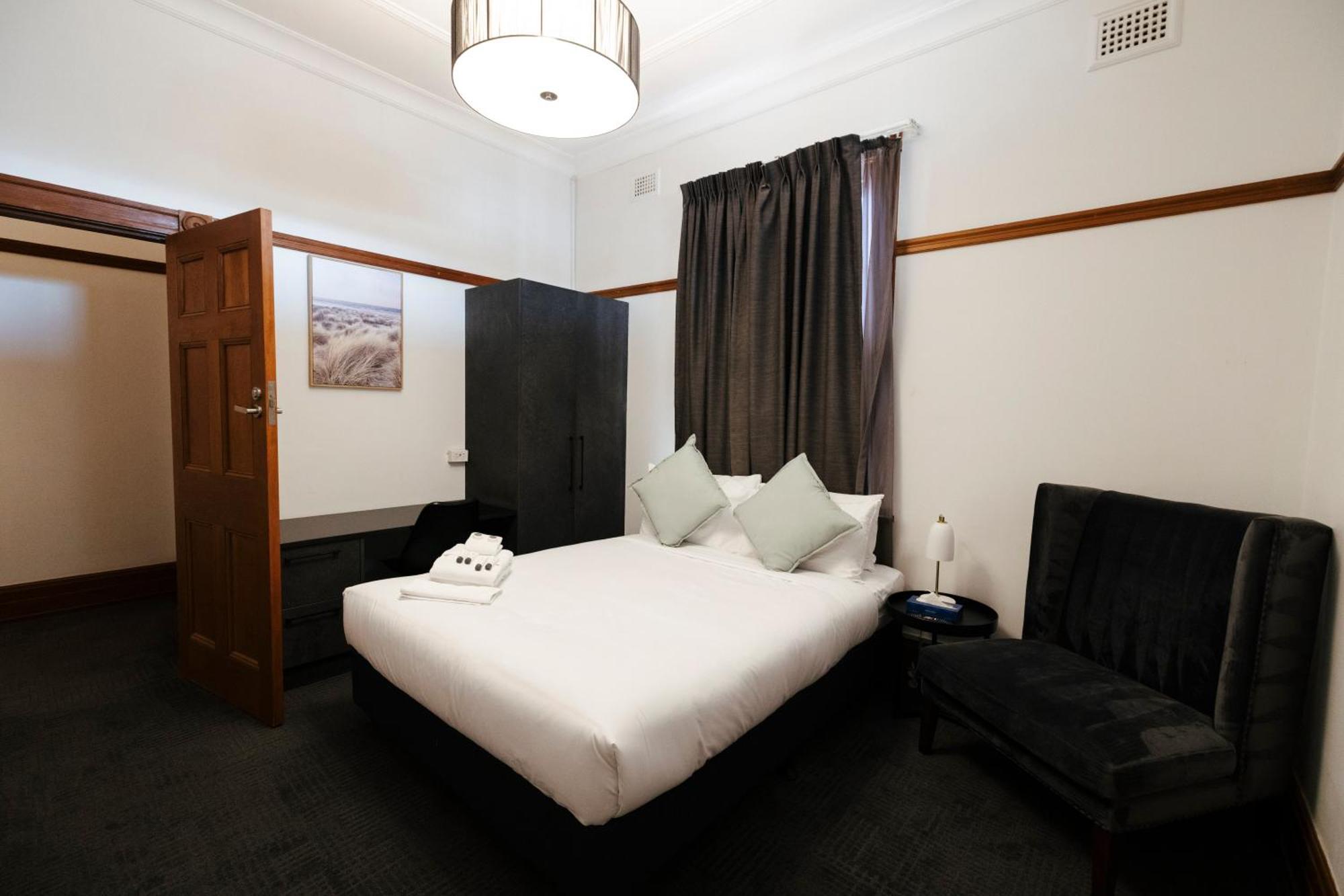 Guildford Hotel Exterior photo